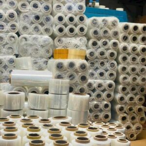 Màng chít PE quấn pallet trong kho hàng logistics