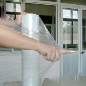 Màng chít PE quấn pallet trong kho hàng logistics